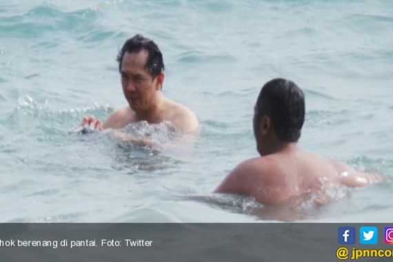 Pak Ahok Lagi Berenang di Pantai, Foto Kapan Tuh? - JPNN.COM