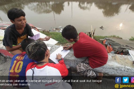 Yuk! Intip Keseruan Anak Jalanan Belajar Membaca dan Menulis di Banjir Kanal Barat - JPNN.COM