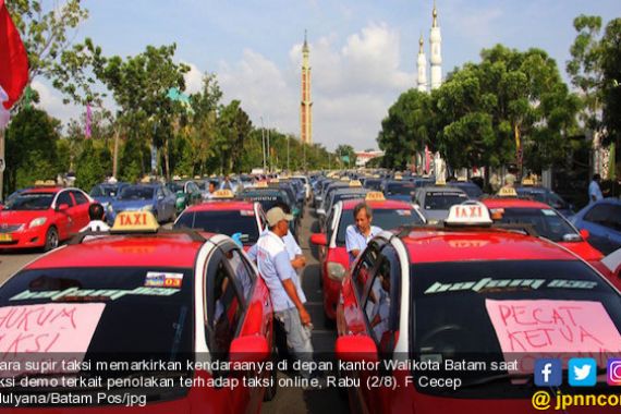 Ribuan Sopir Taksi Konvensional Demo Tolak Taksi Online - JPNN.COM