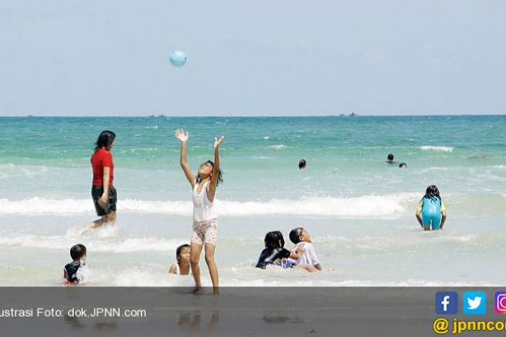 Fakta di Balik Foto Ahok Pulang Kampung Berenang di Pantai - JPNN.COM