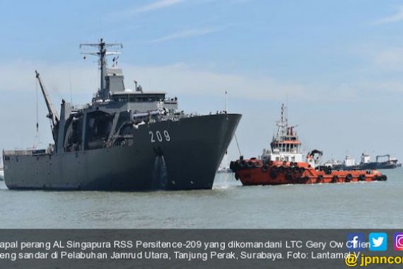 Pererat Kerja Sama, Kapal Perang AL Singapura Merapat di Kota Pahlawan - JPNN.COM