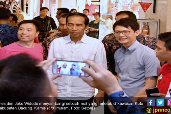 Tiba di Bali, Jokowi Mampir ke Kuta dan Sapa Turis - JPNN.COM