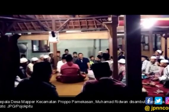 Dilepas KPK, Kades Langsung Disambut Gembira Warga - JPNN.COM