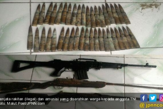 TOP! Warga Sukarela Serahkan Senjata Ilegal kepada TNI - JPNN.COM
