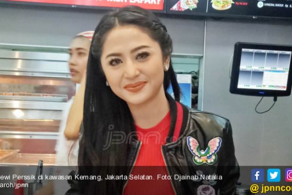 Dewi Perssik Ngamuk Suami Disebut Cuma Numpang Hidup - JPNN.COM