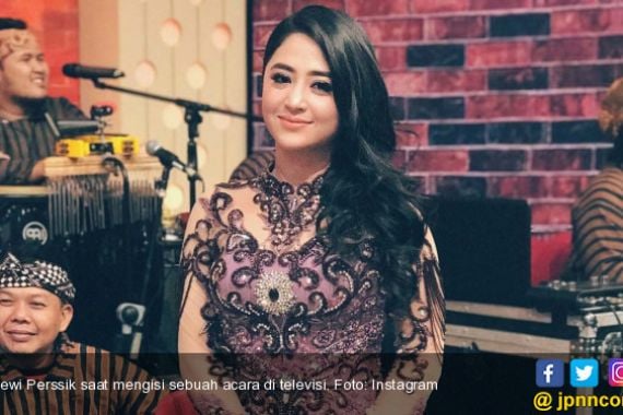 Promosikan Film Rafathar, Dewi Perssik Kok Malah Ngamuk? - JPNN.COM