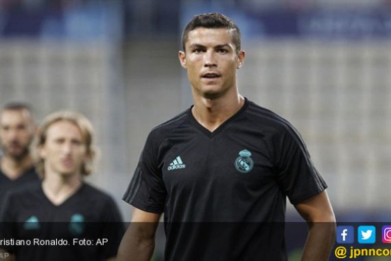 Lihat! Jelang UEFA Super Cup, Ronaldo Nyaris Jatuh dari Bus - JPNN.COM