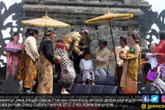 Ritual Potong Rambut Gimbal Tutup Festival Dieng 2017 - JPNN.COM