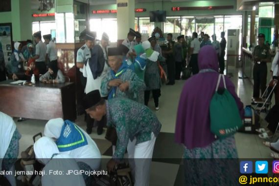 Petugas Sita Batu Kerikil Milik Calon Jemaah Haji - JPNN.COM