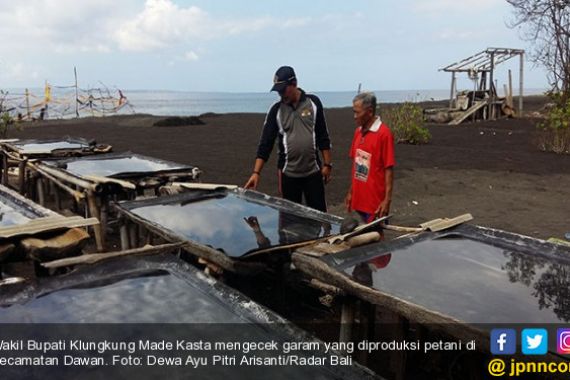 Pantai Terkena Abrasi, Petani Garam Terancam Tak Bisa Produksi - JPNN.COM