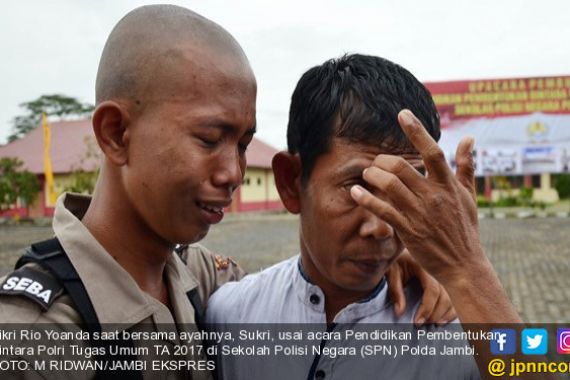 Fikri dan Ayahnya Berpelukan, Berurai Air Mata - JPNN.COM