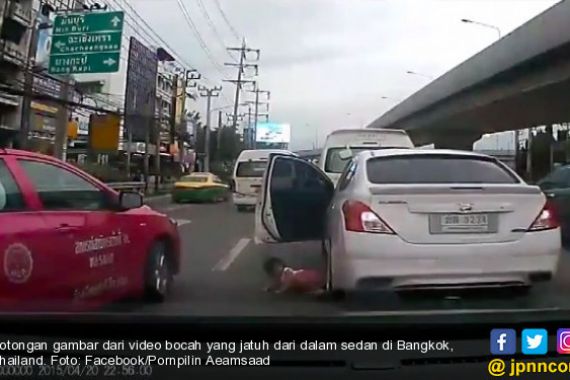 Balita Jatuh dari Sedan di Jalan Raya Hingga Nyaris Terlindas, Nih Videonya - JPNN.COM