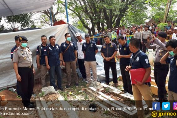 Ayah Joya Menangis di Makam: Pedih Hati Saya - JPNN.COM