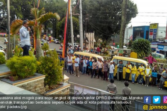 Tolak Gojek, Sopir Angkot Gelar Aksi Mogok di Depan Kantor DPRD Bukittinggi - JPNN.COM