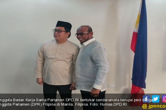 Heboh, Tukar Haji dan Peci Anggota DPD RI dan DPR Filipina - JPNN.COM