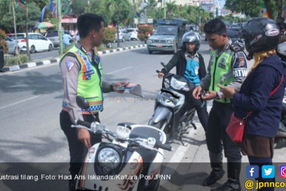 Polisi Cegat Pengendara yang Merokok di Jalan, Dikasih Nasi Bungkus - JPNN.COM