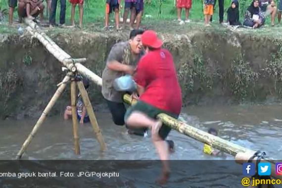 Seru! Ibu-Ibu Saling Pukul Dengan Bantal di Atas Sebatang Bambu - JPNN.COM