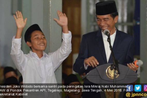Pak Jokowi Gelontorkan Dana Nyaris Rp 1 Triliun agar Santri Tinggal di Rusun - JPNN.COM