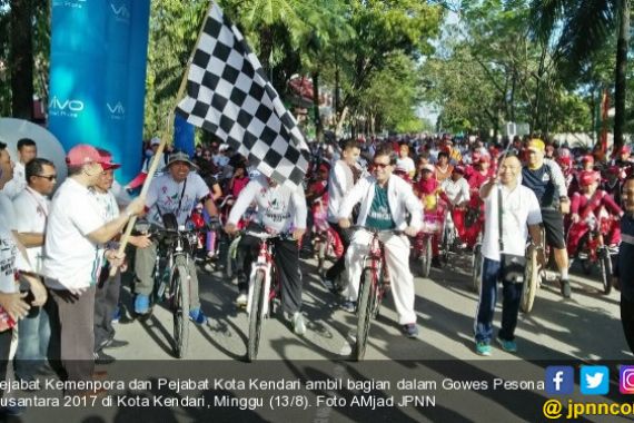Gowes Pesona Nusantara, Masyarakat Antusias Ikut Senam dan Bersepeda - JPNN.COM
