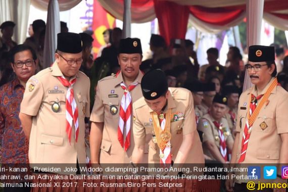 Jokowi Tanda Tangani Sampul Hari Pertama Raimuna 2017 - JPNN.COM