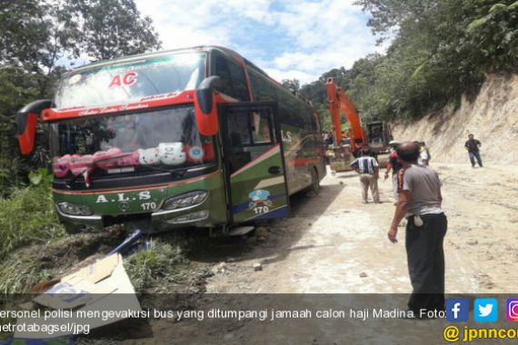 Bus Rombongan Calon Haji Madina Tergelincir, Dua Tewas, Tangis Histeris Pun Pecah - JPNN.COM