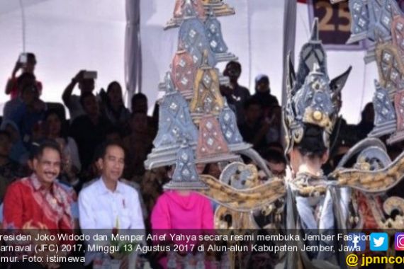Presiden Jokowi Jawab Hastag #ApaKataPresiden di Jember Fashion Carnaval - JPNN.COM