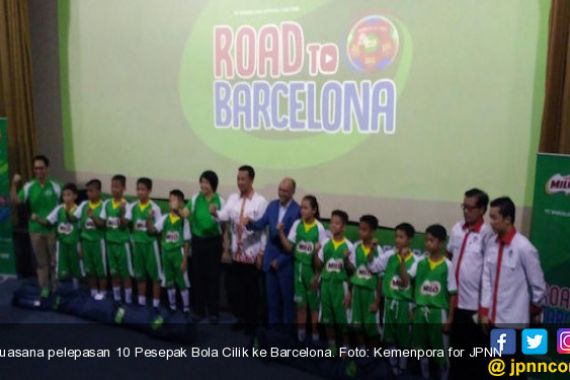 Menpora Lepas 10 Pesepak Bola Cilik yang akan Berlatih Teknik ke Barcelona - JPNN.COM