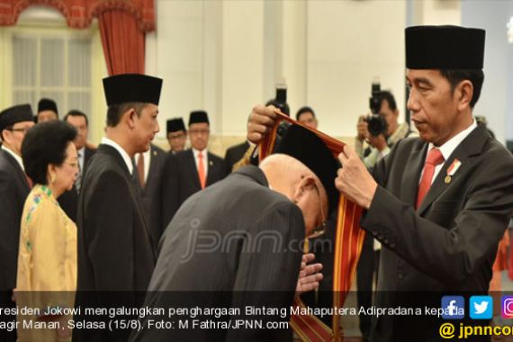 Selamat! Hasyim Muzadi dan Bagir Manan Terima Bintang Mahaputra - JPNN.COM