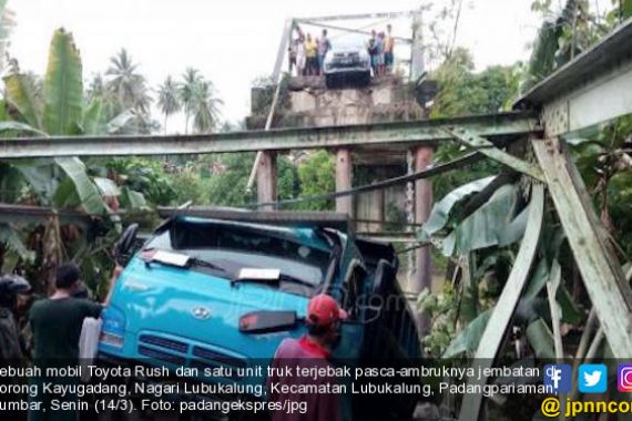 Jembatan Kayugadang Ambruk, Warga Minta Aktivitas Truk Sertukil Disetop - JPNN.COM