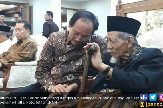 Djan Faridz Lepas Keberangkatan Mbah Moen ke Tanah Suci - JPNN.COM