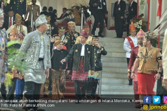 Seperti ini Penampilan Pak Jokowi Pakai Baju Adat Tanah Bumbu - JPNN.COM