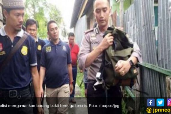 Diduga Terlibat Teror Kampung Melayu, Warga Bagansiapiapi Ditangkap Densus 88 - JPNN.COM