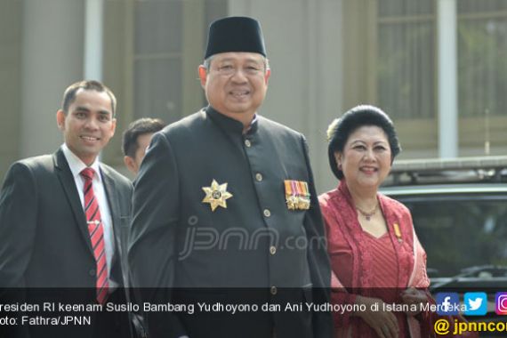 Pak SBY Semringah Masuk Istana, Bu Ani Senyum Manis - JPNN.COM