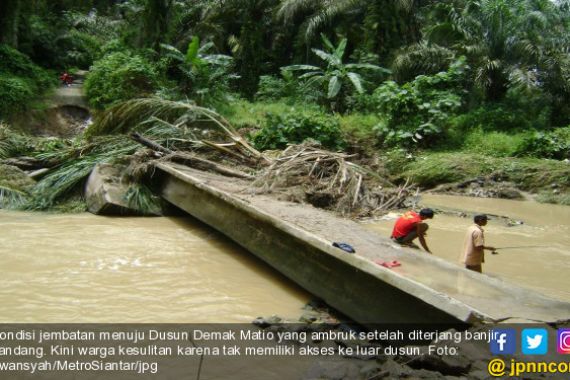 Diterjang Banjir Bandang, Jembatan Demak Matio Ambruk - JPNN.COM