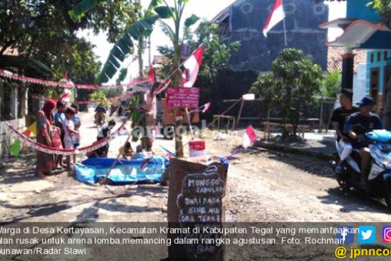 Jalan Rusak Tak Kunjung Diperbaiki Jadi Arena Lomba Memancing Agustusan - JPNN.COM