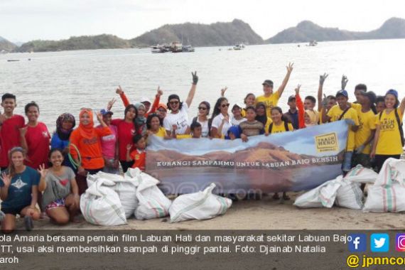 Lola Amaria Ajak Masyarakat Labuan Bajo Bersihkan Sampah di Pinggir Pantai - JPNN.COM