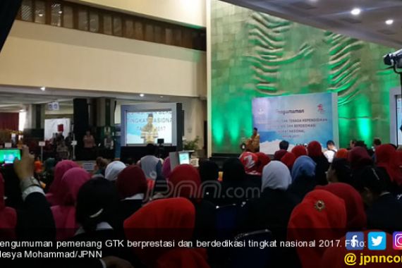 108 Guru dan Tenaga Kependidikan Raih Penghargaan GTK Berprestasi - JPNN.COM