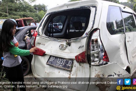 Diseruduk Datsun Go dari Belakang, Xenia Terbalik Masuk Parit, Sopir Selamat - JPNN.COM