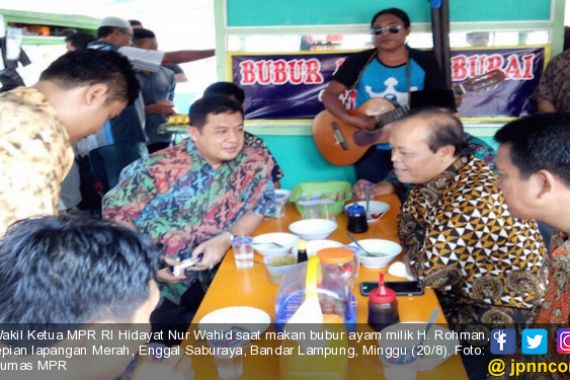 Ke Lampung, Hidayat Nur Wahid Traktir Bubur Ayam - JPNN.COM