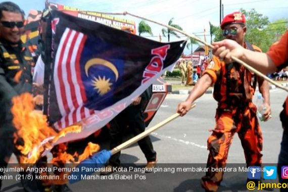 Merah Putih Terbalik, Bendera Malaysia Dibakar, Diinjak-injak - JPNN.COM