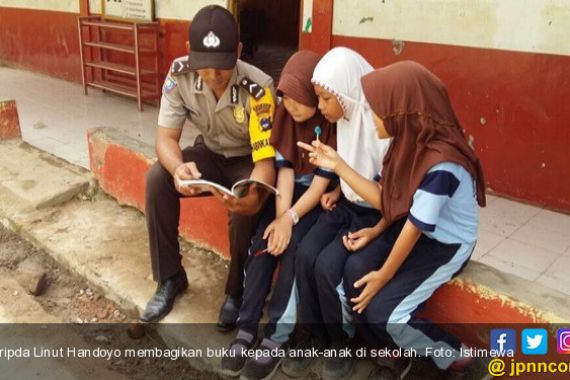 Setiap Kali Bripda Linut Handoyo Datang, Anak-anak Sekolah Merubungnya - JPNN.COM