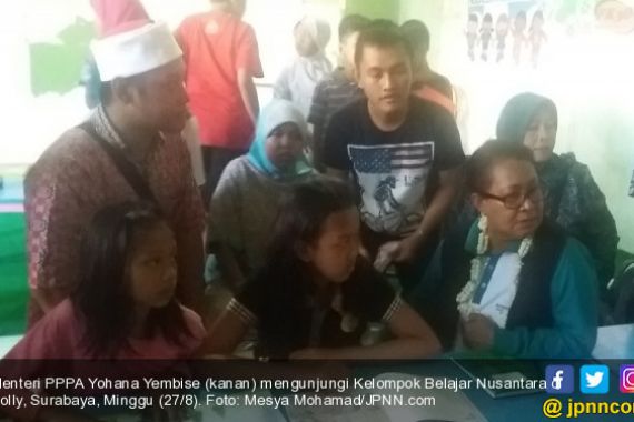 Bertemu Anak-anak Warga Dolly, Menteri Yohana Yembise Janjikan Ini - JPNN.COM