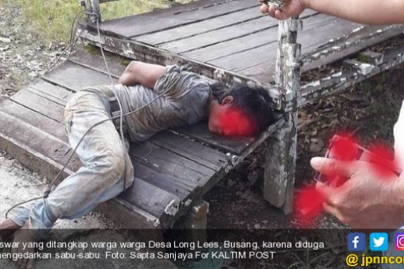 Pengedar Narkoba Digebuki Warga, Kaki Tangan Diikat, tuh Fotonya - JPNN.COM