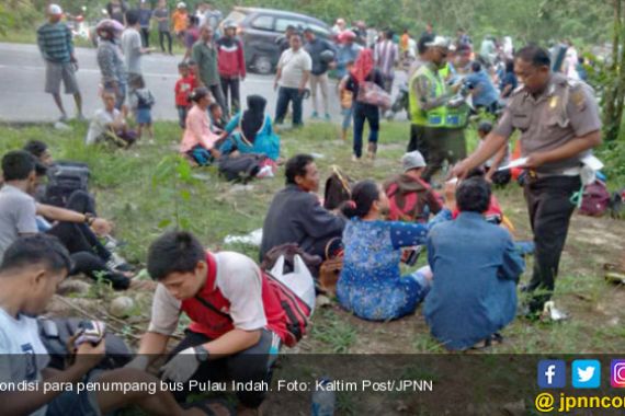 Sopir Panik, Bus Berisi Puluhan Penumpang Terjun Bebas ke Jurang - JPNN.COM
