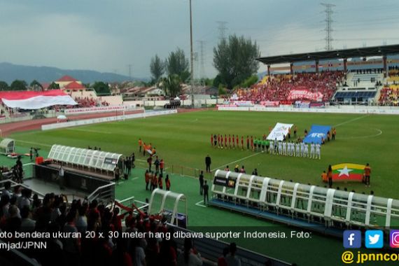 Lihat, Bendera Merah Putih Berukuran Raksasa Berkibar di Tribun Stadion Selayang - JPNN.COM