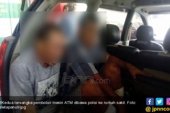 Dor! Dor! Dua Pembobol Mesin ATM Ambruk Ditembak - JPNN.COM