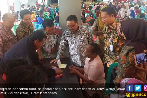 Bantu Warga Miskin di Banyuwangi, Kemensos Perluas Penerima Bansos - JPNN.COM