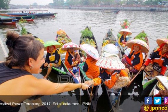 Festival Pasar Terapung Kalimantan Selatan Hipnotis Turis Thailand - JPNN.COM