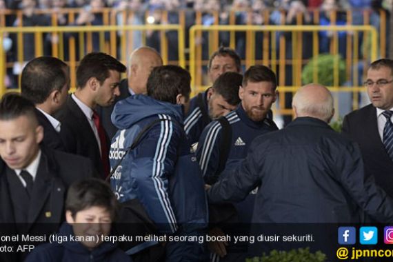 Lihat Lionel Messi Hibur Bocah yang Diusir Sekuriti - JPNN.COM