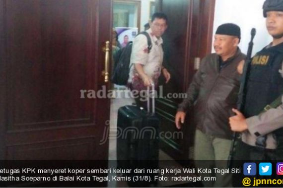 KPK Bawa Tiga Koper Besar dari Ruang Kerja Bu Masitha - JPNN.COM